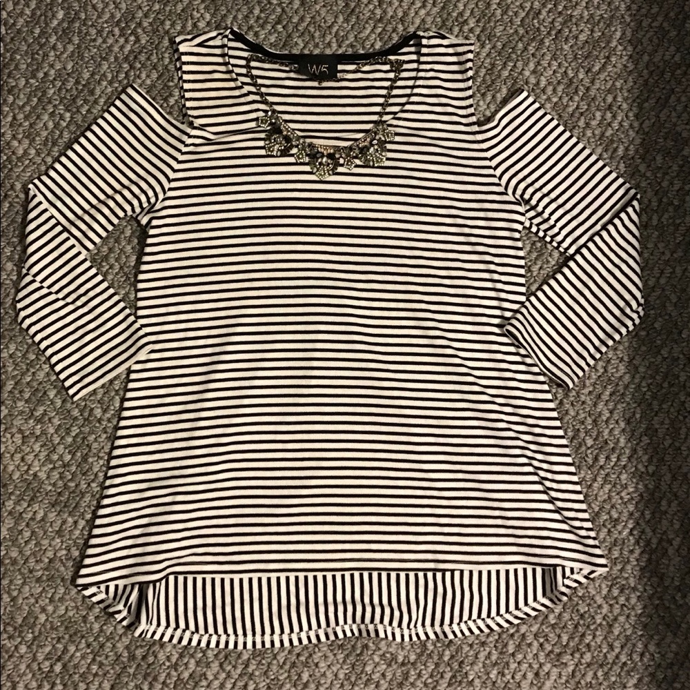 Striped shoulder cut out mid sleeve shirt!